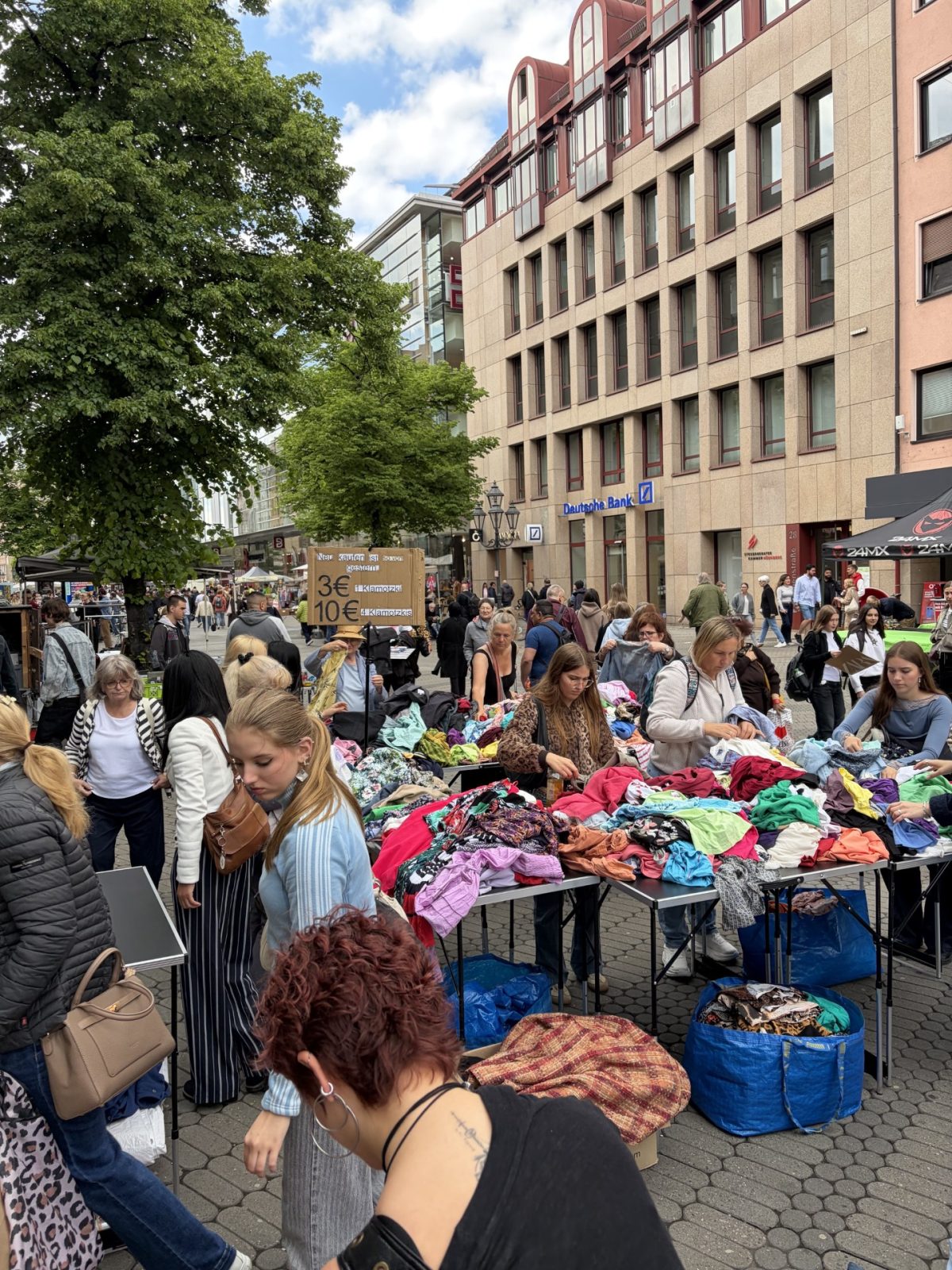 Trempelmarkt in Nürnberg Innenstadt viele Menschen am Stand